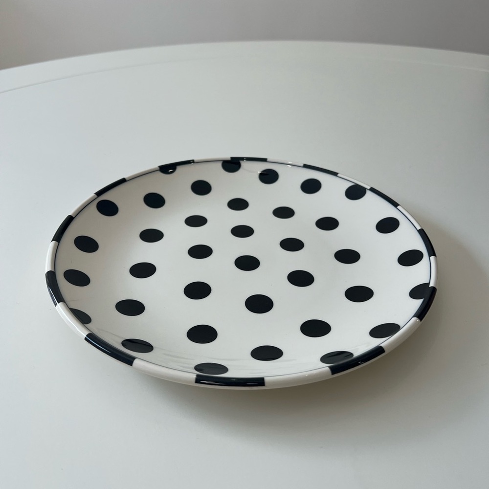 Decorative plates.
